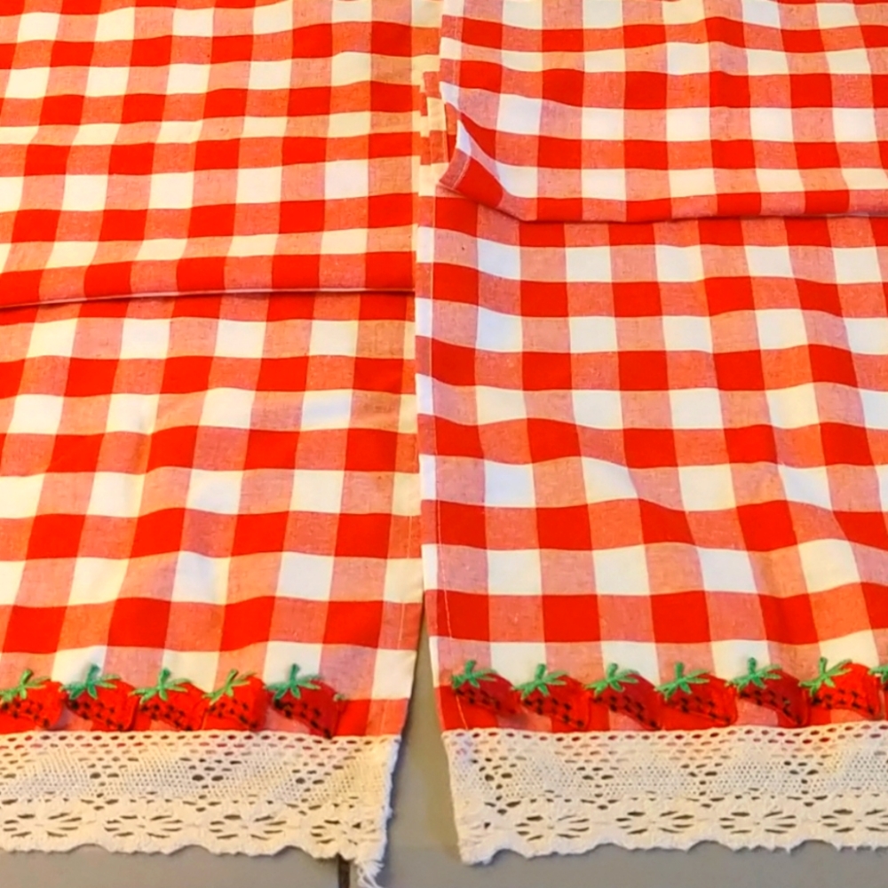 28"x36" curtains 2 panels vintage red white gingha